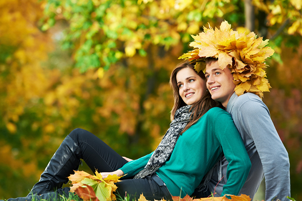 Девушка и парень в парке