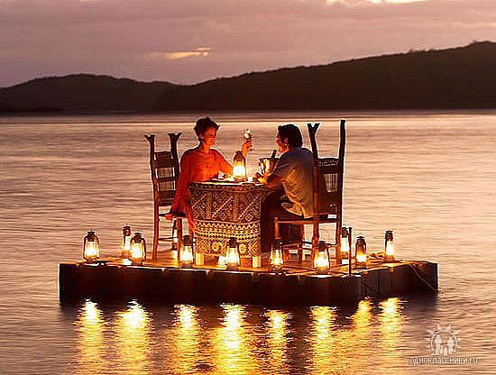 Романтический ужин на плоту